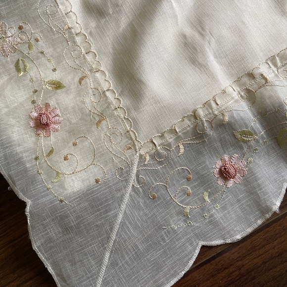 Beautiful silk table cloth - Picture 3 of 4